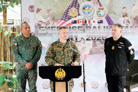 4月14日，在計順市亞銀那洛軍營軍事總部舉行的即將到來的代號為「肩並肩」聯合軍事演習新聞發布會上，美國陸軍上校羅伯特·邦（中）與菲律濱海軍上校丹尼斯·赫爾南德斯（左）和加拿大海軍少校克雷格·庫克（右）一同發言。（美聯社）