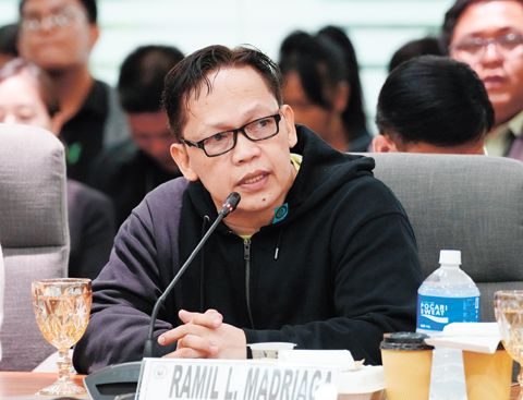 自稱是副總統莎拉·杜特地「白手套」的拉米爾·馬德里亞加，於週二上午在眾議院司法委員會就針對杜特地提交的彈劾投訴舉行的聽證會上，宣讀其宣誓書並回答眾議員提問。