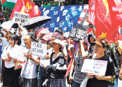 4月28日，學生、青年領袖與和平倡導者從加佬街與塔夫脫大街交界處遊行至馬尼拉的美國大使館，參加由「青年爭取正義與和平」組織發起的「和平遊行」，紀念《加強國防合作協議》簽署12週年。抗議者呼籲廢除軍事條約，並要求停止美國-以色列對伊朗的戰爭，強調其對油價上漲和邊緣化群體困境的影響。
