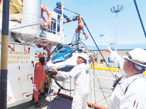 菲律濱民間團體「這是我們的」聯盟30日啟程前往希望島，準備在當地海域駕水上摩托車，揮舞菲律濱國旗宣示主權。圖為工作人員將水上摩托車運上主船。