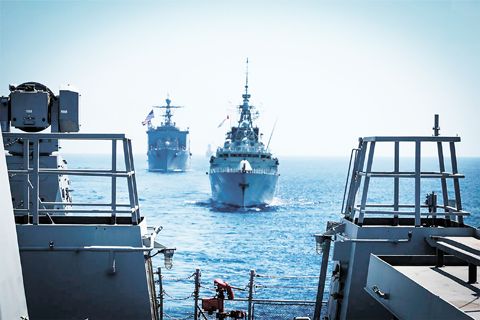 參與船隻於4月28日在西菲律濱海舉行的「肩並肩」41-2026演習多國海上活動期間，以協調的海上合作活動編隊航行。