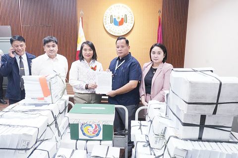 眾議院秘書長切洛伊·加拉菲爾已將闡明彈劾條款的決議送交參議院秘書長馬克·蘭德羅·敏洛沙。