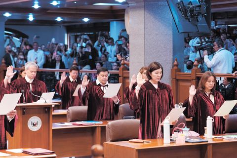 參議員們5月18日在參議院宣誓就任彈劾法庭成員。參議長艾倫·加耶丹諾5月18日宣佈，參議院組成彈劾法庭審理針對副總統莎拉·杜特地的彈劾案。（新華社）