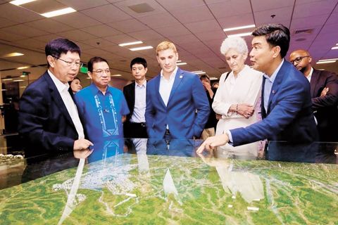 美國副國務卿雅各·S·赫爾伯格於5月18日在新克拉克市為「矽和平倡議市場」揭幕。