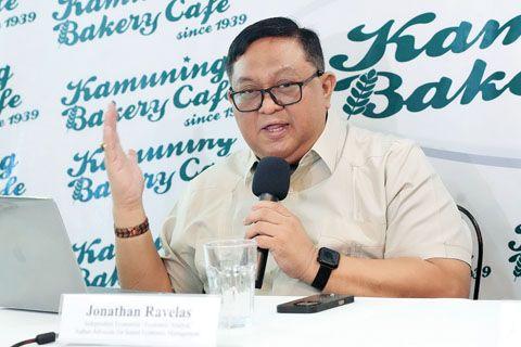 獨立經濟學家、分析師兼作家喬納森·拉維拉斯週三在計順市卡穆寧麵包咖啡館舉行的「麵包論壇」上發表談話。拉維拉斯對菲律濱經濟表示樂觀,預測今年經濟成長率為3.8%至4%,披索兌美元匯率可能穩定在60至65披索之間,同時強調在全球挑戰中,良好治理、改革和創造就業機會的重要性。