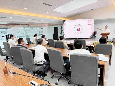 Akbayan黨團眾議員切爾·陸諾5月20日在眾議院,與其他眾議院檢察小組成員就彈劾副總統莎拉·杜特地案的程序和證據規則進行討論。陸諾曾在伊斯沓拉彈劾審判中擔任私人檢察官。