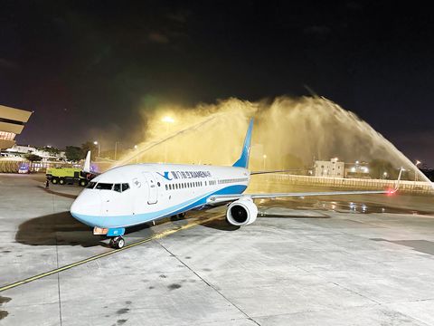 廈門航空於2026年5月20日正式開通連接杭州與馬尼拉的直飛首航航班,強化了菲律濱與中國之間的旅遊、文化交流與友誼。乘客受到菲律濱竹樂隊的熱情音樂以及傳統花環歡迎儀式的熱情款待,使他們的抵達體驗從第一步起就真正令人難忘。