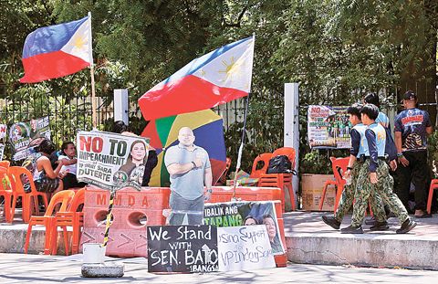 參議員石頭·黎拉羅沙的支持者於5月22日在巴西市的參議院外設置了一個真人大小的人形立牌。司法部長弗雷德里克·維達宣布，他已指示國調局和菲國警逮捕黎拉羅沙。