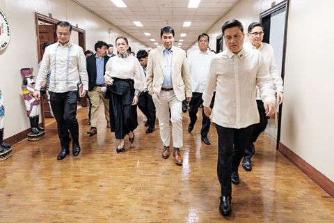 少數黨陣營成員於週二全體會議接近尾聲時離席抗議，此前他們與參議員羅丹特·馬科禮沓就修改參議院規則以允許參議員線上參與全體會議的提案發生了激烈爭論。