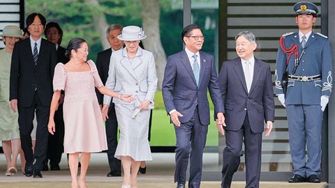 5月26日至29日，小馬科斯總統及夫人作為國賓訪問日本，受到日皇夫婦的歡迎。（路透社）