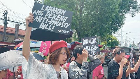 民眾力量黨在眾議院外發動抗議行動,反對《反政治王朝法案》的二讀版本。