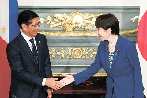 日本首相高市早苗（右）28日與訪日的小馬科斯總統（左）舉行領袖會談。（美聯社）