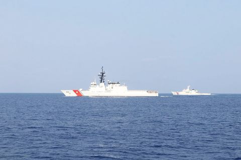 從「安頓紐·倫那號」上可以看到,美國海岸警衛隊「米吉特號」後面緊跟著菲律濱海岸警衛隊的「梅楚拉·亞謹諾號」,在黃岩島附近海域進行艦隊機動演練。