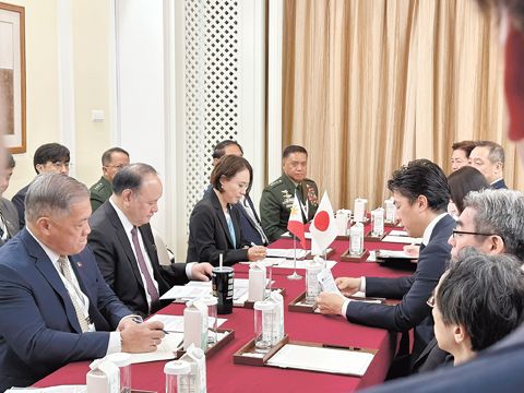國防部長趙多洛與日本防衛大臣小泉進次郎在新加坡舉行的2026年香格里拉對話會期間，討論了向菲律濱轉讓數艘「阿武隈」級護衛艦以及額外TC-90長程巡邏機的最終條款。
