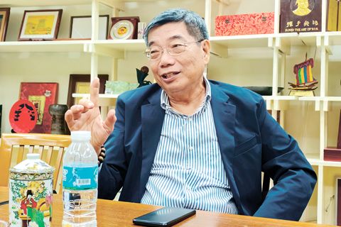 圖為5月27日,菲律濱華人翻譯家施華謹在菲華歷史博物館向中新社記者介紹月港在中國古代海上絲綢之路中的重要地位。