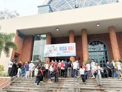 參議員麗莎·洪智維洛斯的支持者聚集在菲律濱大學校友之家，支持呼籲這位參議員參加2028年全國選舉總統競選的聲音。