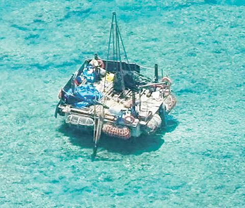 菲律濱「西菲律濱海國家工作小組」9日發布聲明證實,黃岩島內出現一座漂浮平台。