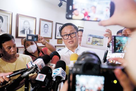 6月15日，勞工部長弗朗西斯·杜仁珍諾在馬尼拉王城內的勞工部大樓就塔布·鮑德溫的就業狀況向媒體發表講話。亞典耀大學宣布鮑德溫辭去男子籃球教練職務。鮑德溫的律師出示了他的外僑登記證，但杜仁珍諾表示，這位外國教練沒有外國人就業許可證，這引發了對遵守勞工和移民法規的質疑。