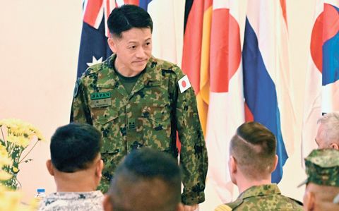在聯合演習「卡曼達格」開幕式上，日本自衛隊員向各國軍方人士點頭致意。6月15日攝於菲律濱馬尼拉。（共同社）