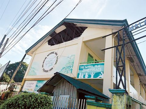 棉蘭佬發生7.8級地震後,沙蘭彥尼省馬拉巴丹國立高中的一棟建築物的部分牆壁和天花板坍塌。高中教室受到影響,而一棟建築物遭受了「主要結構損壞」。該學校的課程仍暫停。
