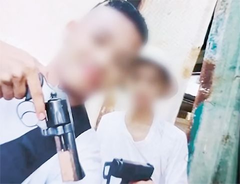 這兩名嫌犯年僅14歲和15歲，均為九年級學生，他們進入兩間教室向同學開槍，隨後被捕。