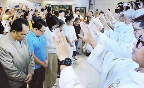 由描東岸省第2選區眾議員格維爾·路易斯特羅率領眾議院起訴檢察官及私人檢察官,于7月2日在計順市聖母無原罪主教座堂參加彌撒,為副總統莎拉·杜特地的彈劾審判做準備。