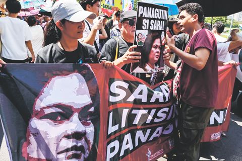 圖為抗議者於7月6日在參議院前舉行的抗議活動中，高舉要求彈劾副總統莎拉·杜特地的標語。