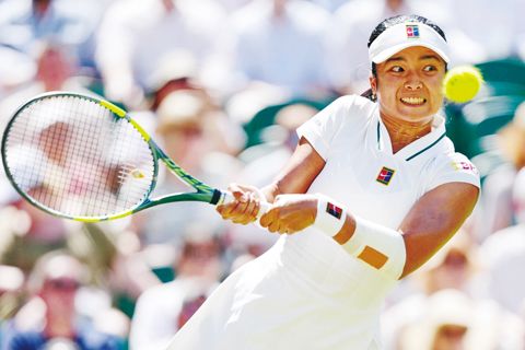 菲律濱選手亞歷克斯·埃亞拉7月6日在倫敦溫布頓網球錦標賽的女子單打第四輪比賽中,回擊意大利選手雅斯敏·保利尼的來球。(美聯社)