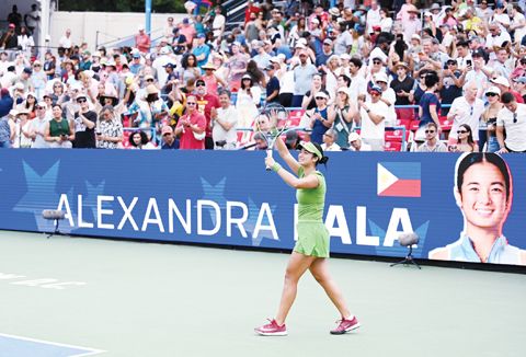 8月1日,在華盛頓舉行的2026華盛頓網球公開賽女單半決賽中,菲律濱選手伊埃拉2比0戰勝日本選手大阪直美,晉級決賽。圖為伊埃拉賽後向觀眾致意。(中新社)
