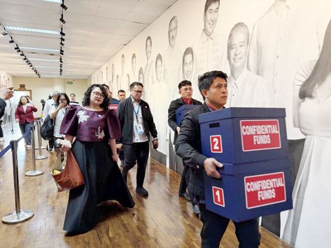 眾議院檢查官小組成員,包括青年黨黨團眾議員高露薇(左),於8月3日(週一)抵達巴西市參議院,攜帶至少15個標示「機密資金」的箱子,參加副總統莎拉·杜特地彈劾審判的第11天。