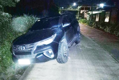 圖為前輪滑入路邊水溝的SUV。