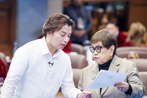 副總統莎拉的律師潘俊仁與檢察官卡普南唇槍舌戰。
