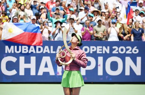 8月3日,在華盛頓進行的2026華盛頓網球公開賽女單決賽中,菲律濱選手伊埃拉2比1擊敗美國選手佩古拉,獲得冠軍。圖為伊埃拉親吻冠軍獎盃。(中新社)
