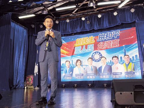 台灣年底將舉行九合一選舉,國民黨多名候選人8日晚間在馬尼拉造勢。圖為台中市長候選人江啟臣向僑胞說明政見。