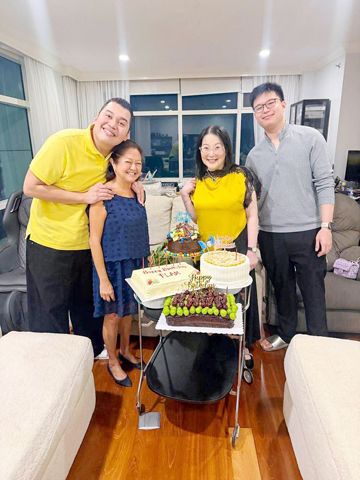 第一夫人麗莎·亞蘭禮沓·馬科斯與克麗絲·亞謹諾一家合影。