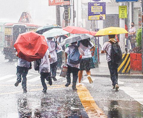 學生們8月17日在計順市的傾盆大雨中趕回家。地方政府已於下午宣布停課。