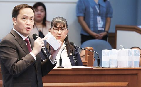 私人檢察官阿曼多·利古坦在參議院於8月17日舉行的副總統莎拉·杜特地彈劾審判中，展示人工智能生成的1000披索捆鈔模型，用以模擬受質疑的1.25億披索機密資金。彈劾法庭亦宣布杜特地在副總統辦公室的前特別付款官吉娜·阿科斯塔為涉嫌濫用機密資金案件中的敵意證人。