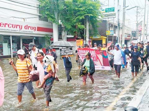 武六干省的居民、農民和漁民於週一涉水穿越洪水,抗議「防洪」工程中的腐敗。他們亦反對武六干省布拉干社的新馬尼拉國際機場填海項目,該項目據報「加劇」了該省的洪水。