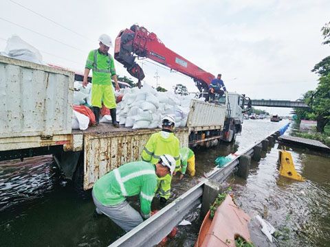 北呂宋高速公路管理單位在邦邦牙省仙西蒙的圖勞克橋實施措施以減少洪水,該橋此前對駕駛人造成了重大干擾。