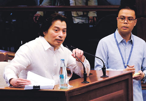 辯護團隊的潘俊仁律師於副總統莎拉·杜特地參議院彈劾審判第21天中宣誓作證,接受眾議院起訴團隊的班傑明·托洛薩律師的反詰問,而辯護團隊則由希拉·施順律師代表。
