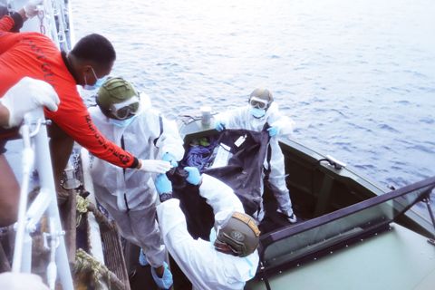 渡輪「六月紫菀號」9日在科隆島失火，截至12日晚上，官方確認76人死亡、53人失蹤，43人獲救。圖為救援人員從渡輪搬下罹難者遺體。（新華社）