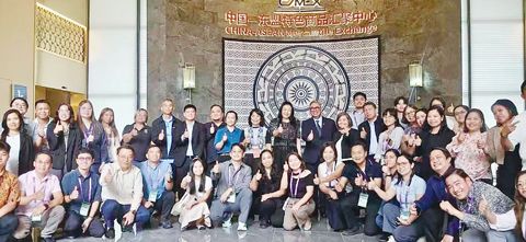 圖為菲律濱商務代表團9月16日參觀廣西南寧中國——東盟商品匯聚中心。(本報南寧傳真)