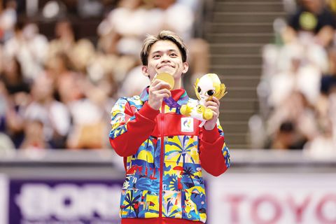 卡洛斯·尤洛在第20屆愛知-名古屋2026年亞運會男子自由體操決賽中奪冠後,獲頒金牌。