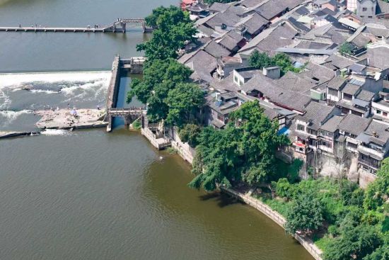 6月14日，航拍万灵古镇，古朴建筑错落有致，濑溪河畔古韵悠然。(无人机照片)中新社记者