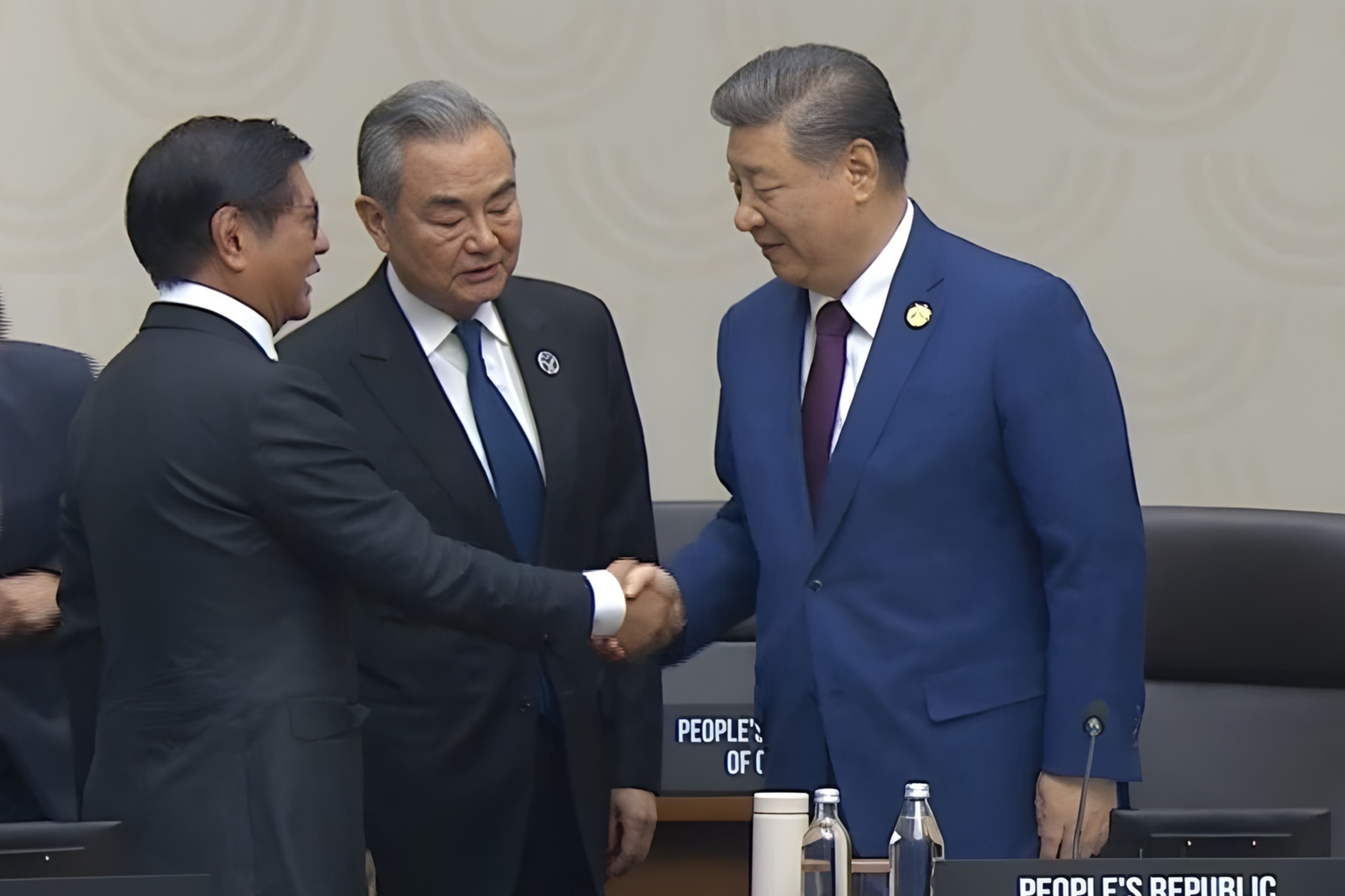 總統小馬科斯和中國國家主席習近平握手，祝賀中國於2026年擔任亞太經合組織主席國。