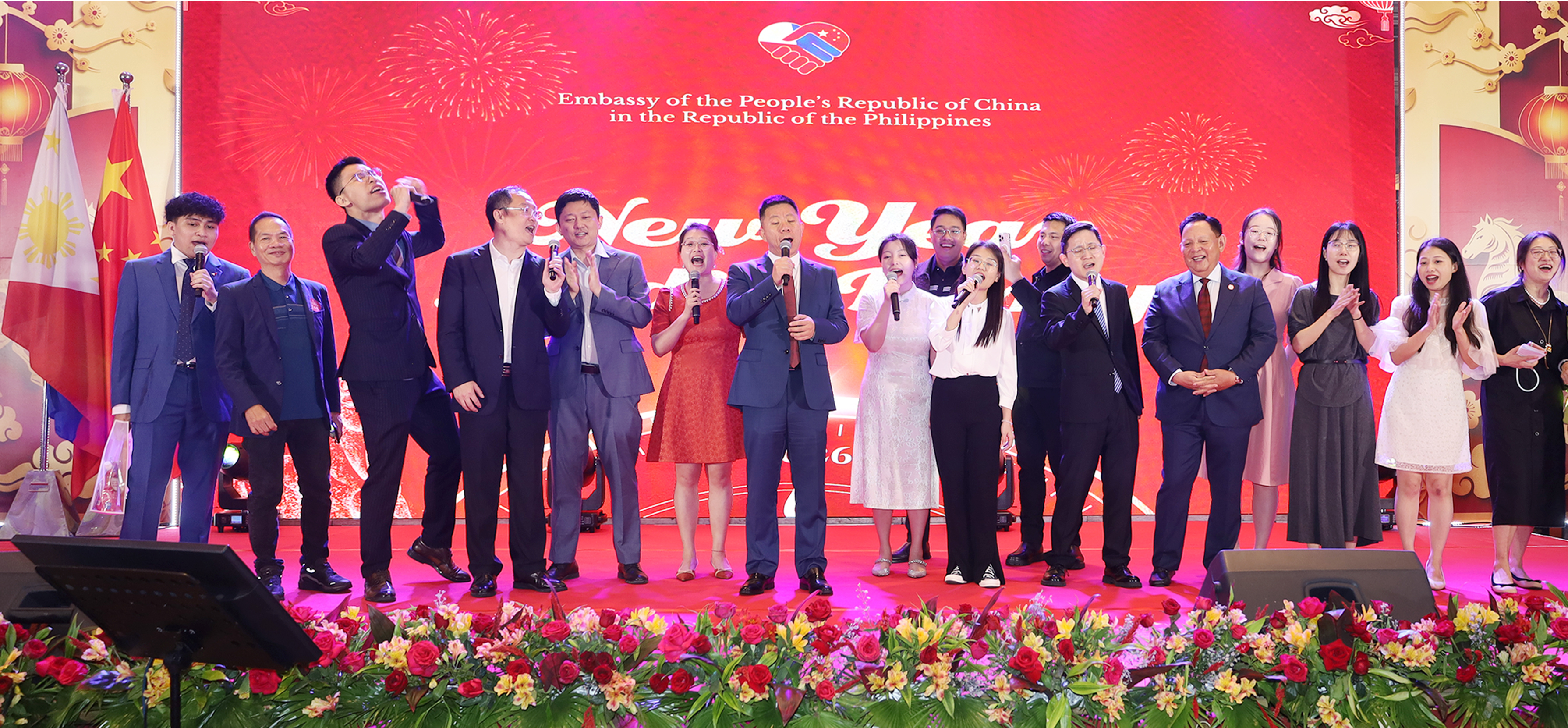 圖為中國駐菲大使井泉率領使館館員，在馬加智香格里拉大酒店舉行的媒體新年沙龍上高歌。