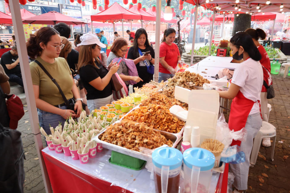 為慶祝2026年春節的到來,馬尼拉市政府在華人區花園口舉辦為期21天的「亞洲街頭美食節」。