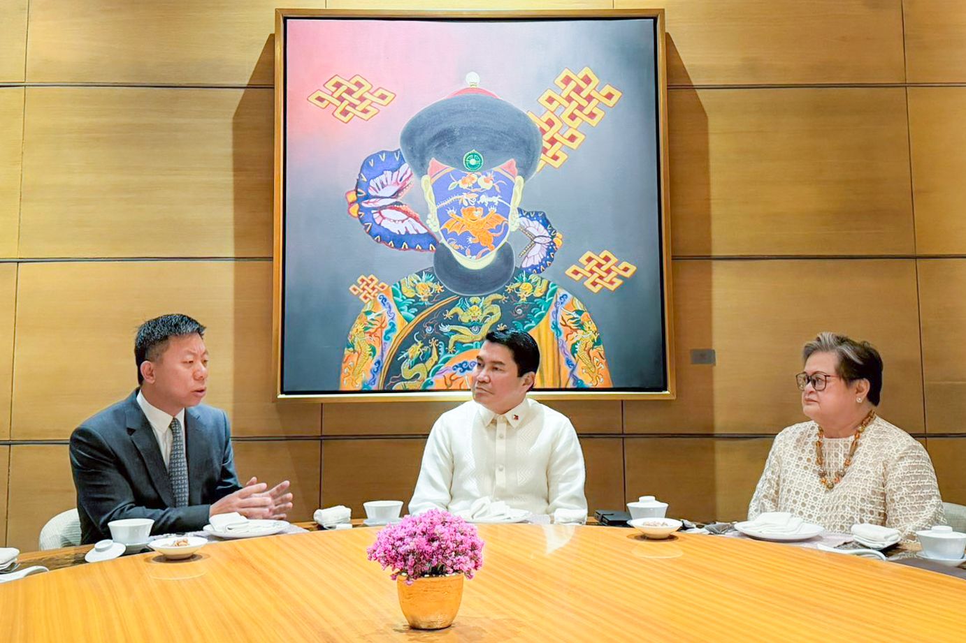 在外交部安排的會面中，參議院外交關係委員會主席杜弗與外交部長拉扎羅會見了中國駐菲大使井泉。