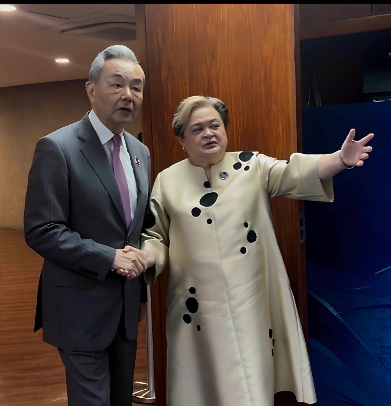 圖為外交部長拉扎羅於7月22日在東盟會議期間會見中國外交部長王毅，討論菲中關係。