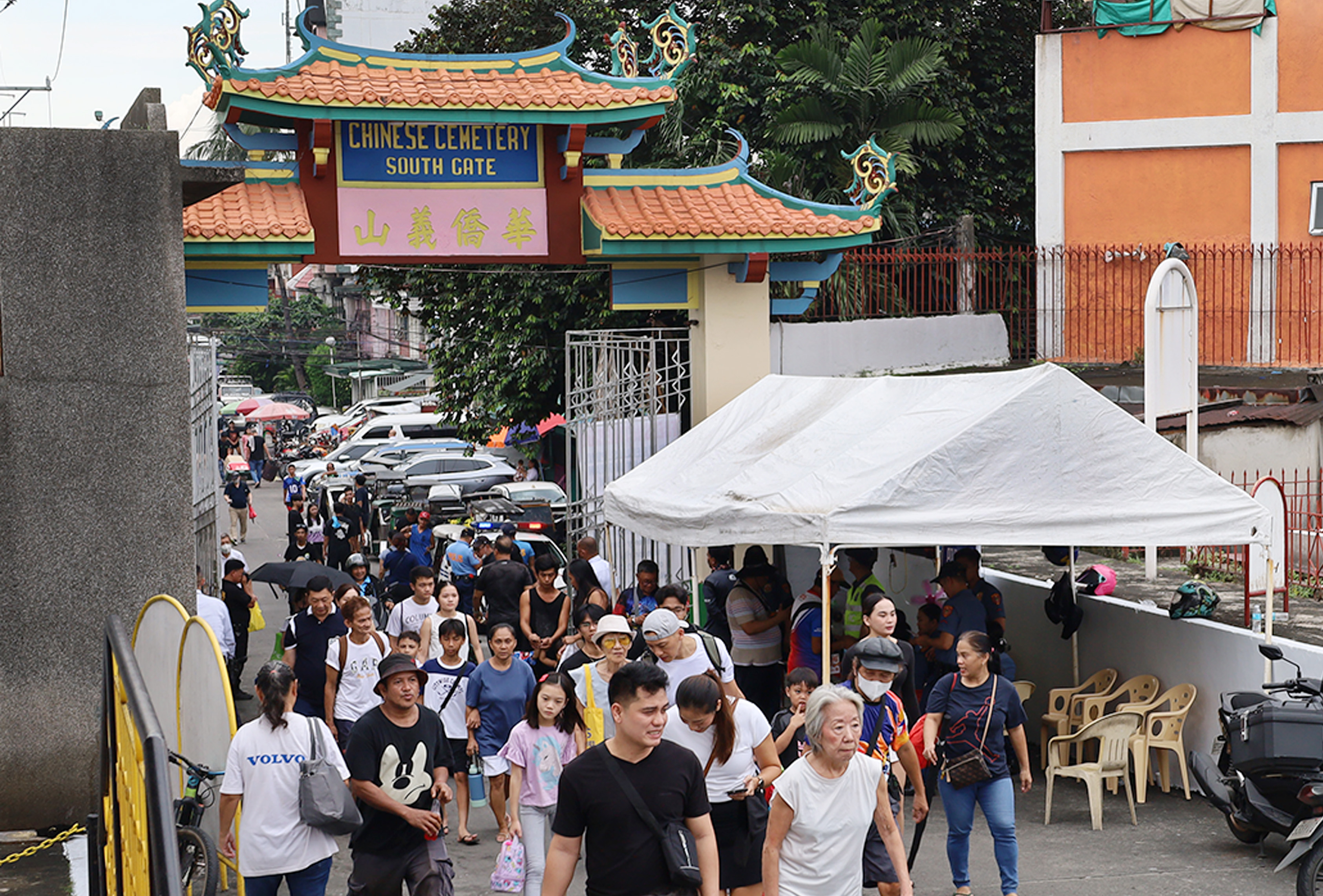 昨日是亡人節，華人紛紛前往馬尼拉華僑義山掃墓祭拜，緬懷先賢。（Celia Ramos攝）